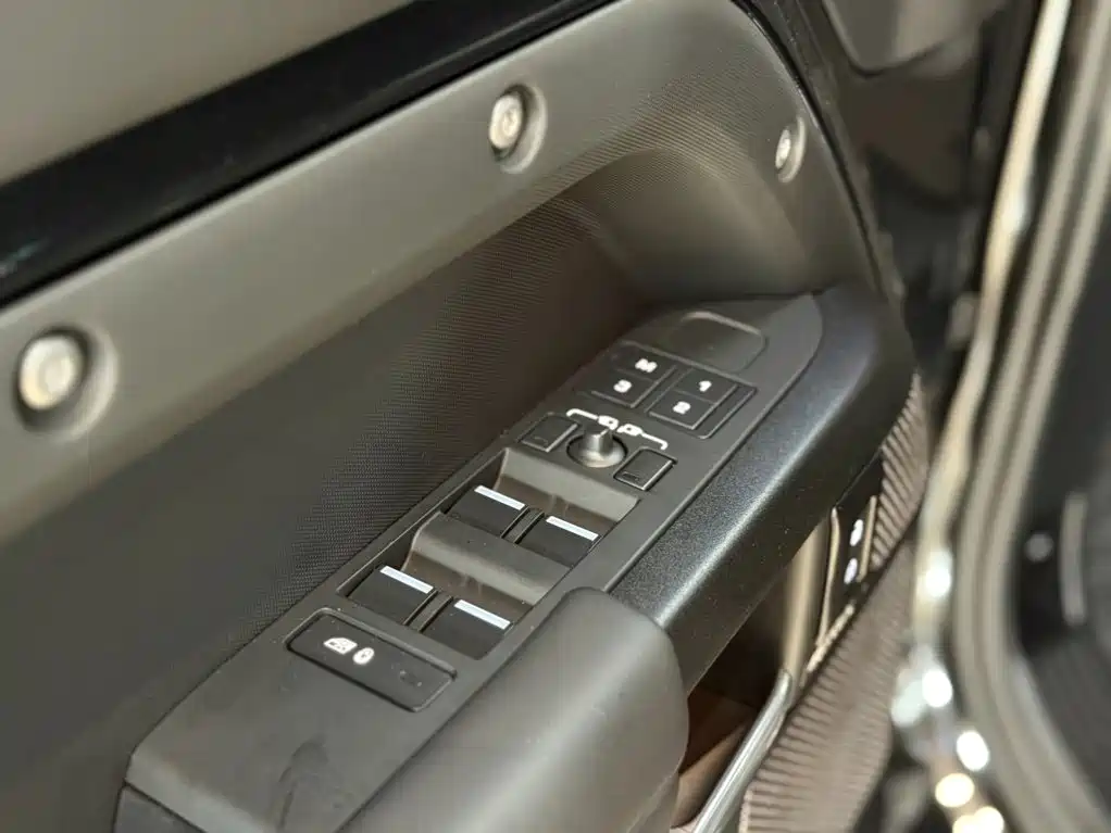Land Rover Defender 2024 — фото 13