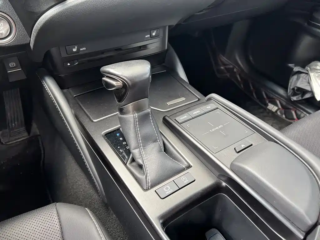 Lexus ES 2018 — фото 14