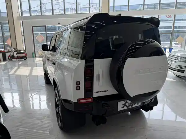 Land Rover Defender 2023