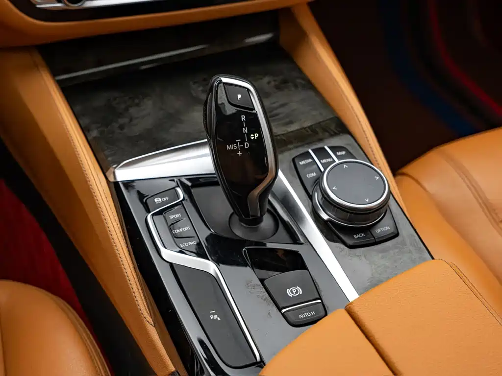 BMW 5 Series 2019 — фото 10