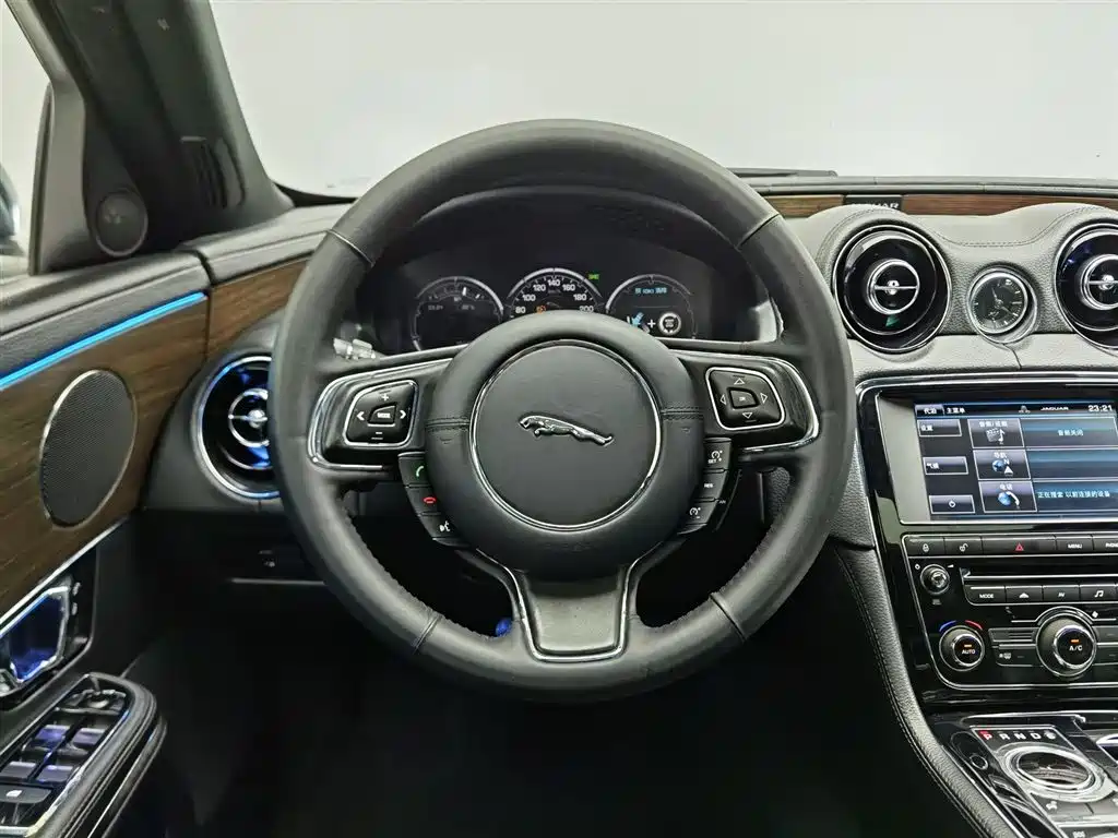 Jaguar XJ 2014 — фото 11
