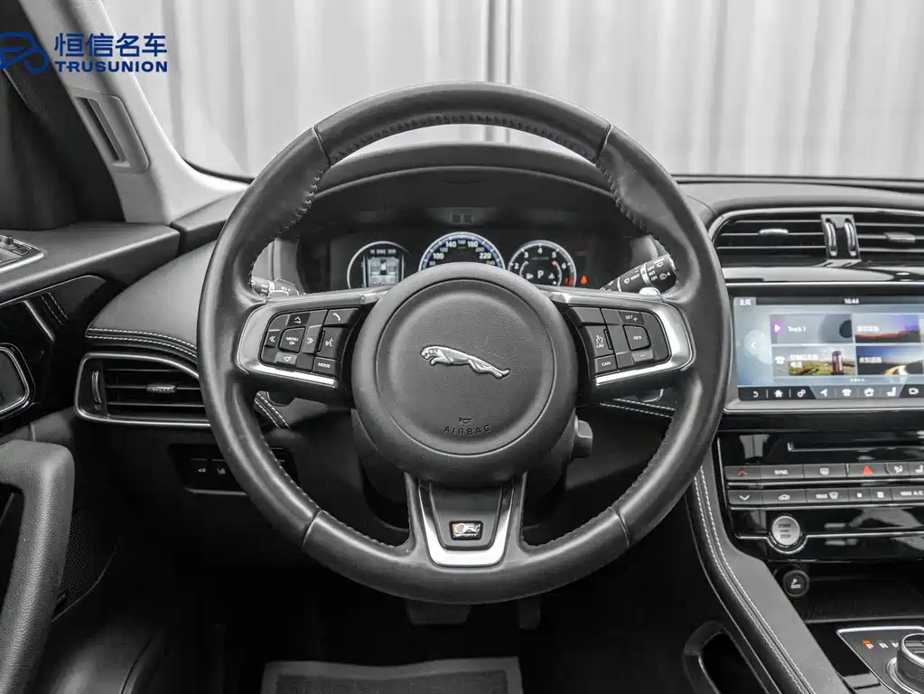 Jaguar F-PACE 2018 — фото 16