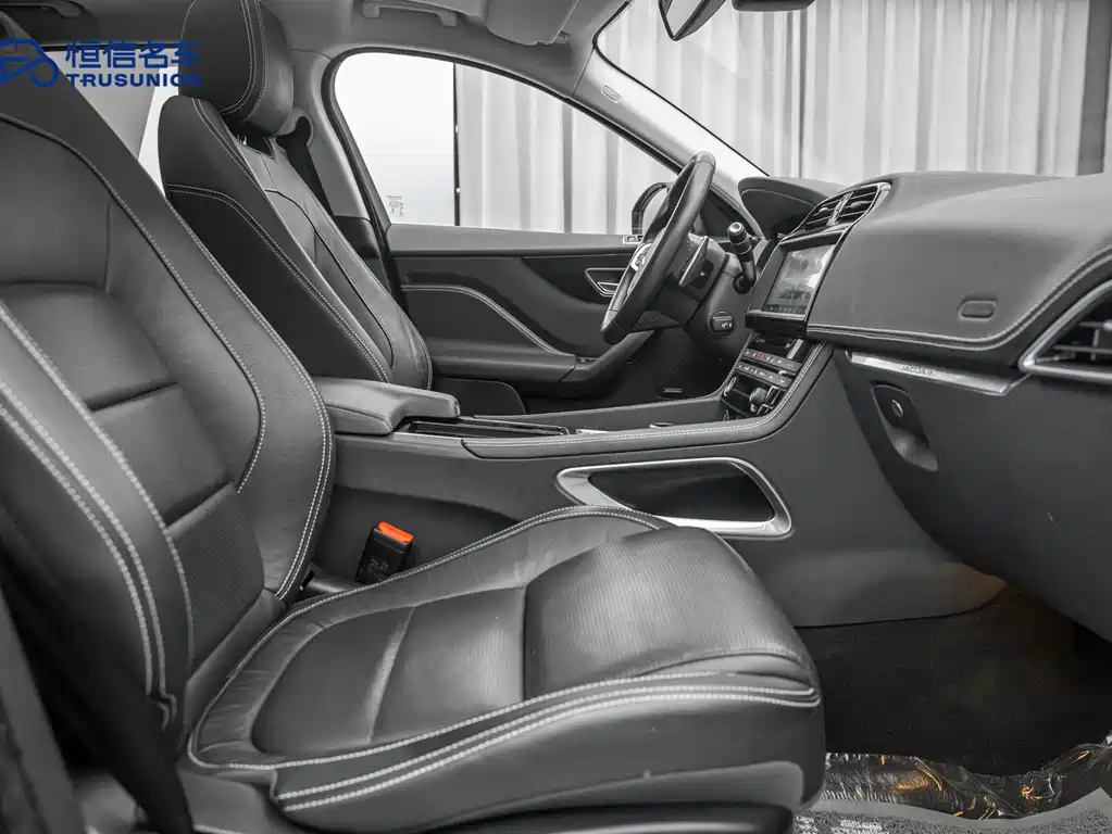 Jaguar F-PACE 2018 — фото 14