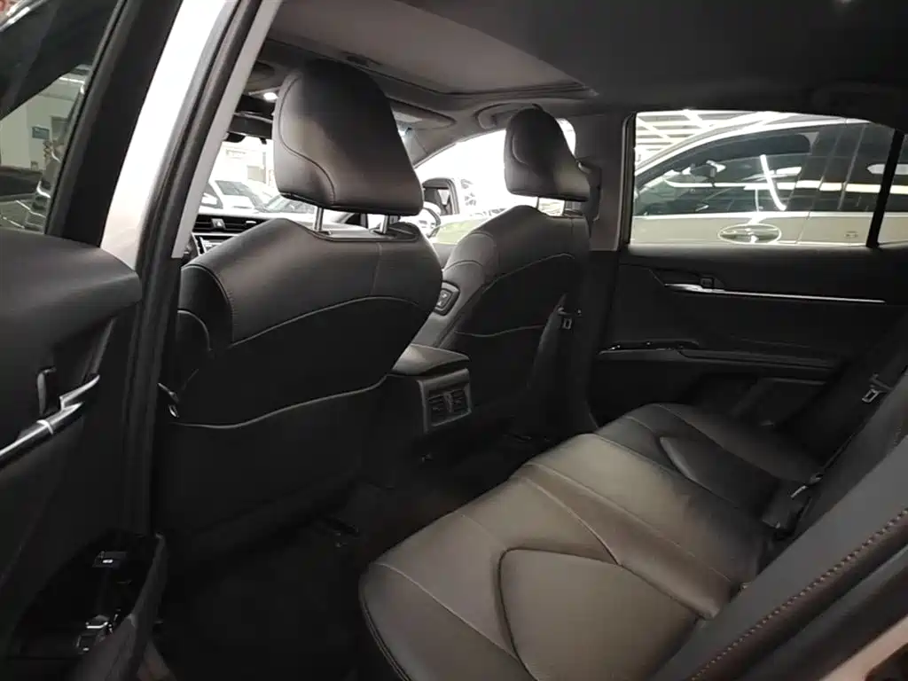Toyota Camry 2018 — фото 17
