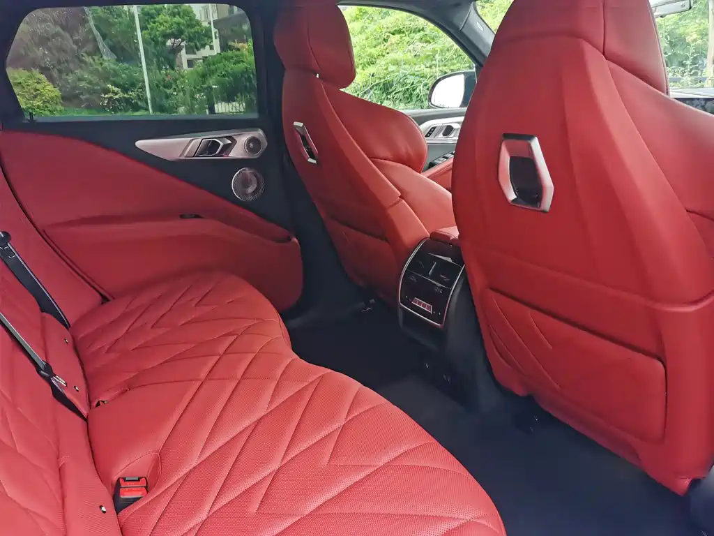 BMW XM 2023 — фото 18
