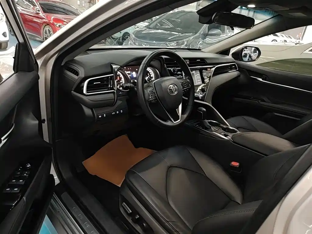 Toyota Camry 2018 — фото 15
