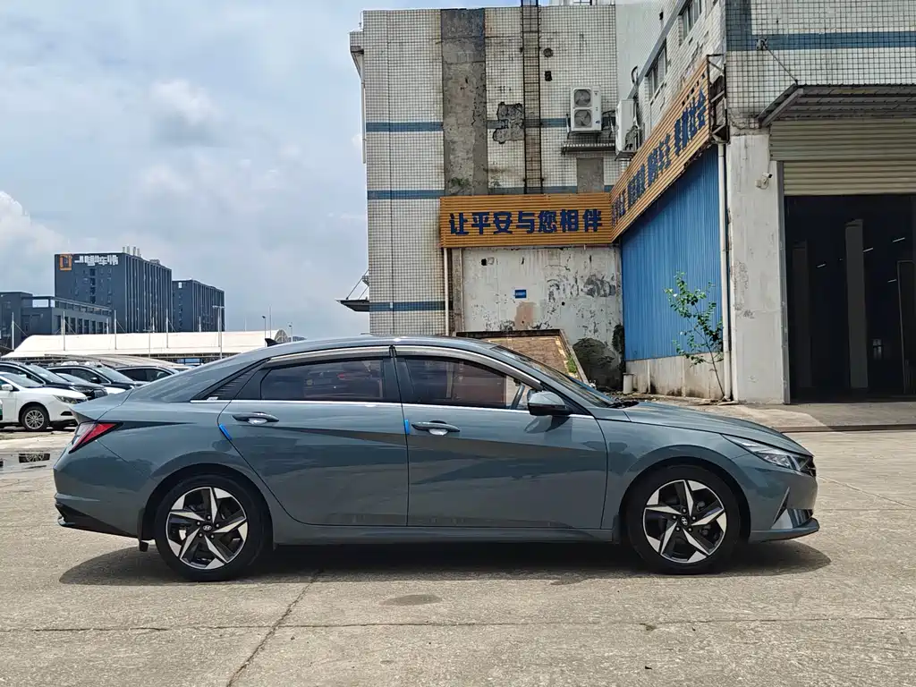 Hyundai Elantra 2022