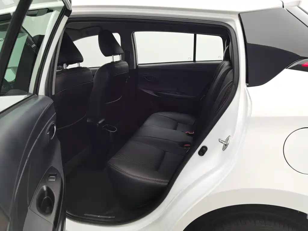 Toyota Yaris L 2017 — фото 15