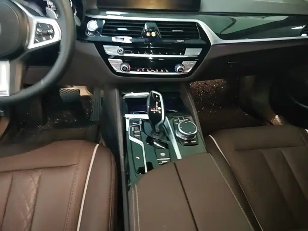 BMW 5 Series 2021 — фото 14