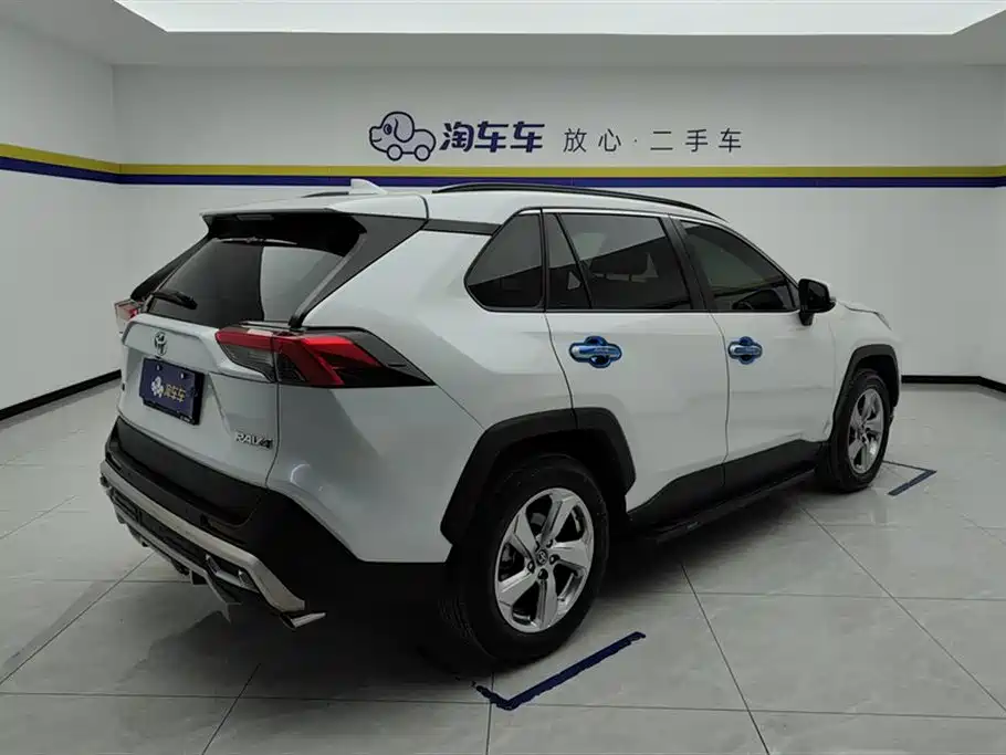 Toyota RAV4 2023 — фото 3