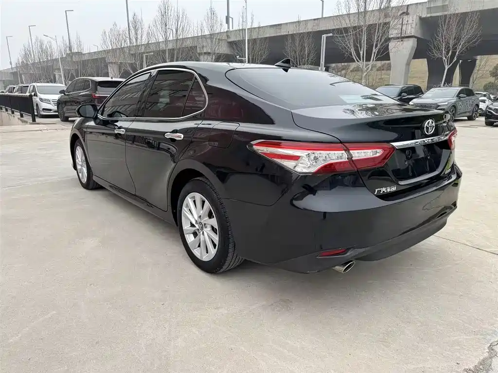 Toyota Camry 2022 — фото 8