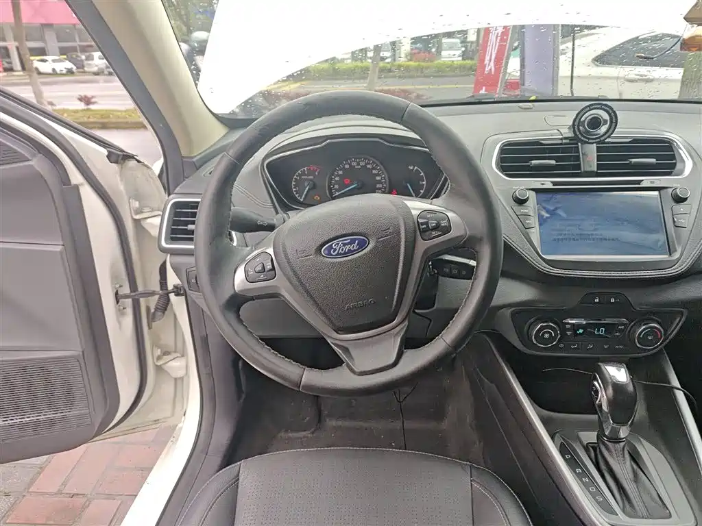 Ford Escort 2017 — фото 11