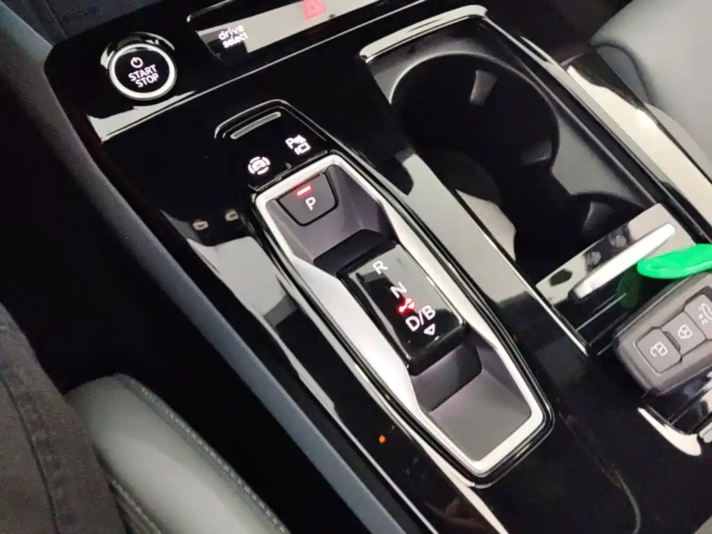 Audi Q6L E-Tron 2025 — фото 19