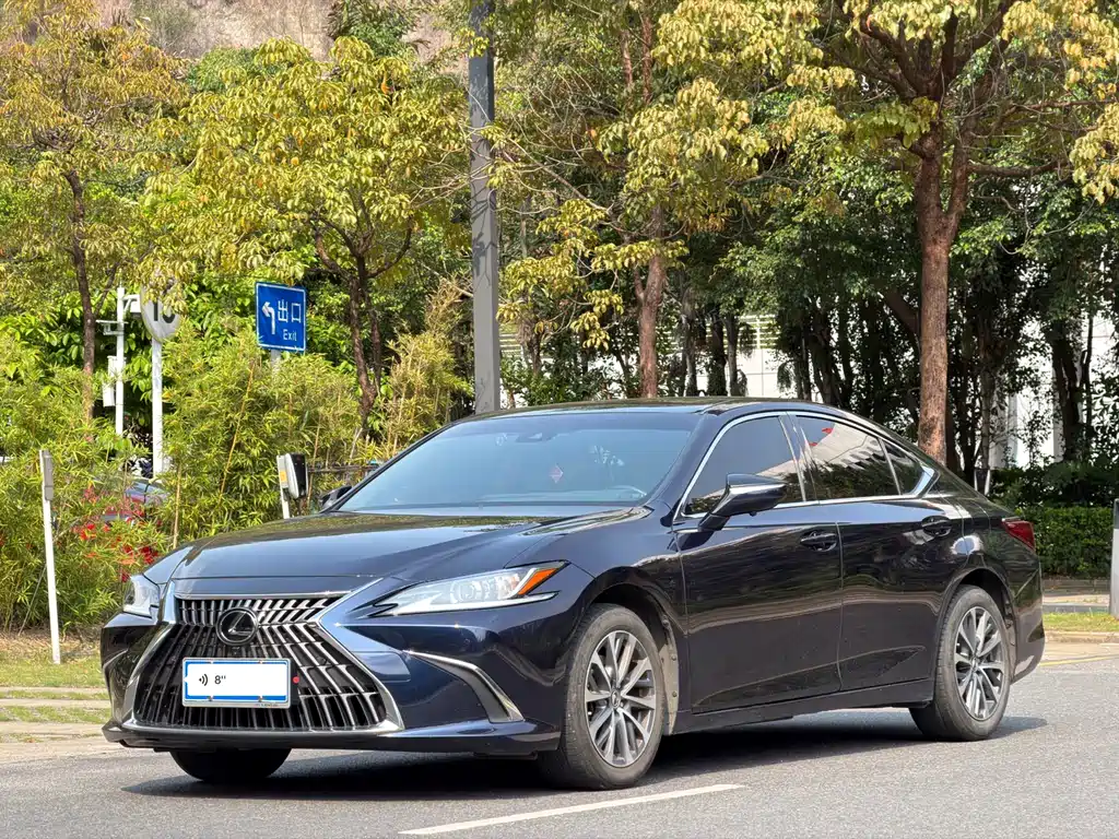 Lexus ES 2023 — фото 1
