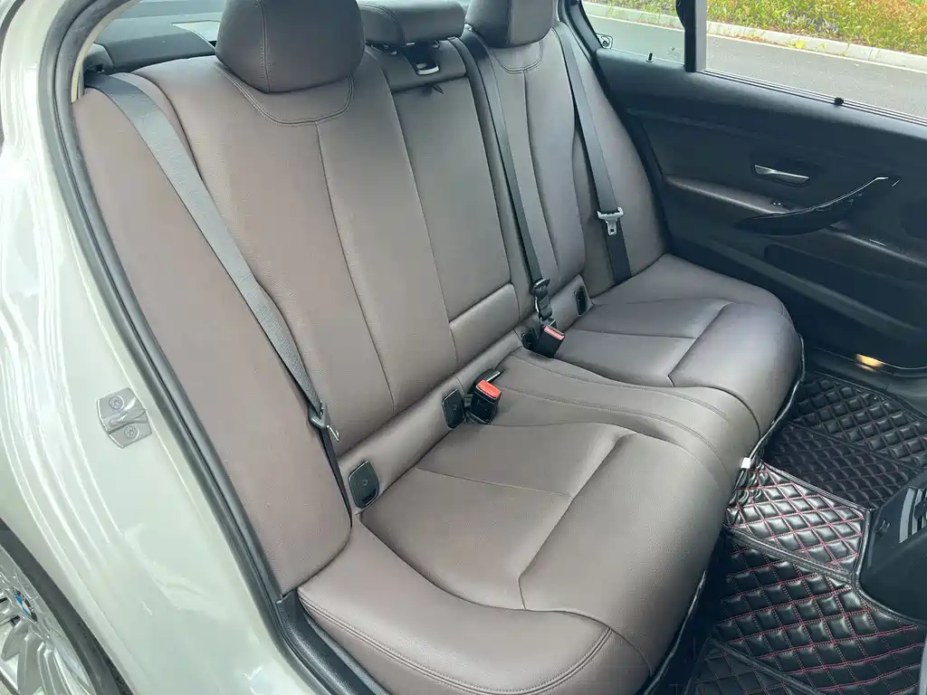 BMW 3 Series 2018 — фото 17
