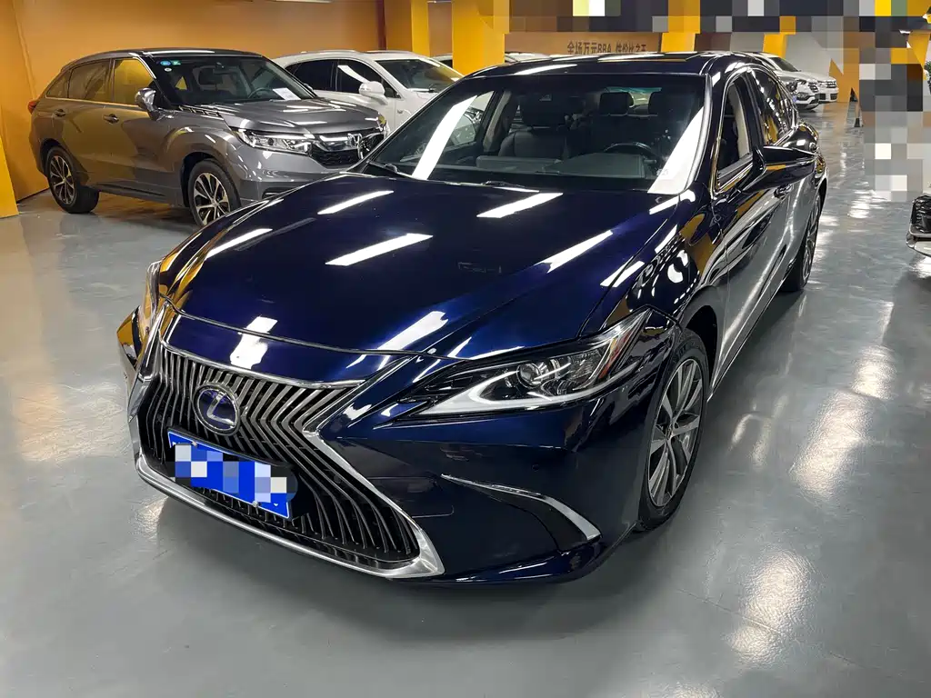Lexus ES 2020 — фото 1