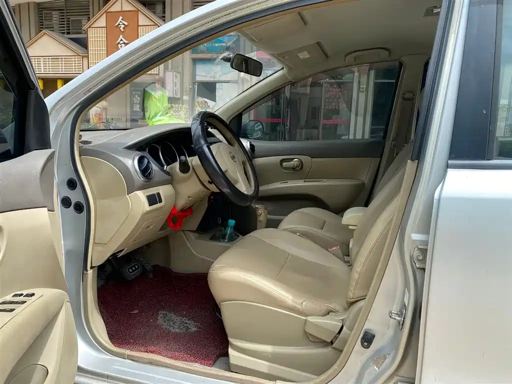 Nissan Livina 2012