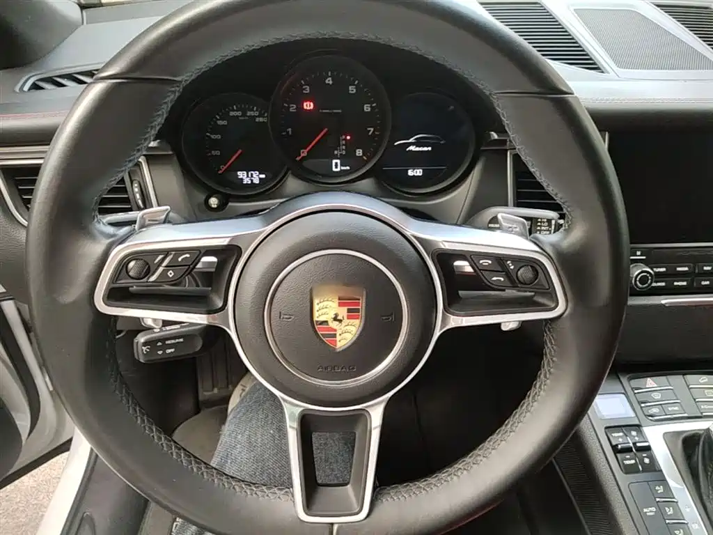 Porsche Macan 2017 — фото 11