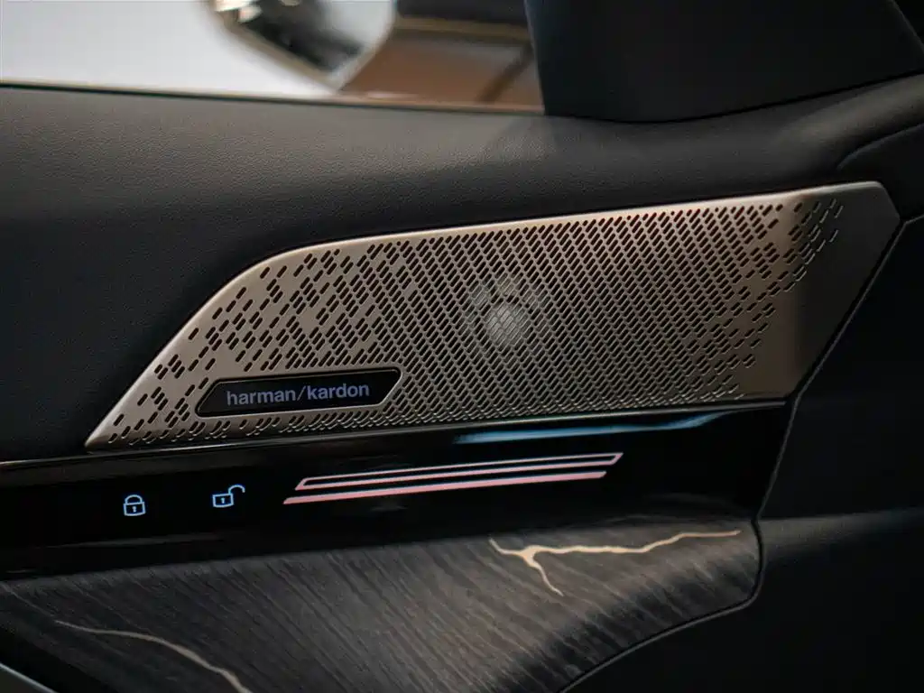 BMW 5 Series 2025 — фото 12