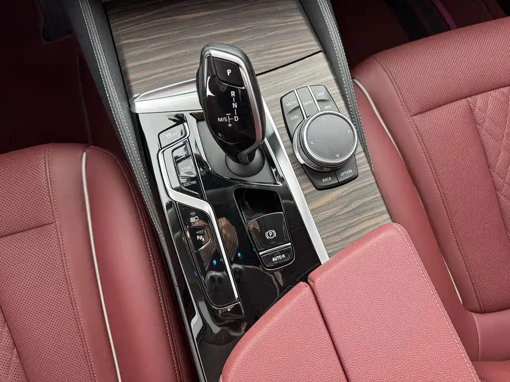 BMW 5 Series New Energy 2021 — фото 10