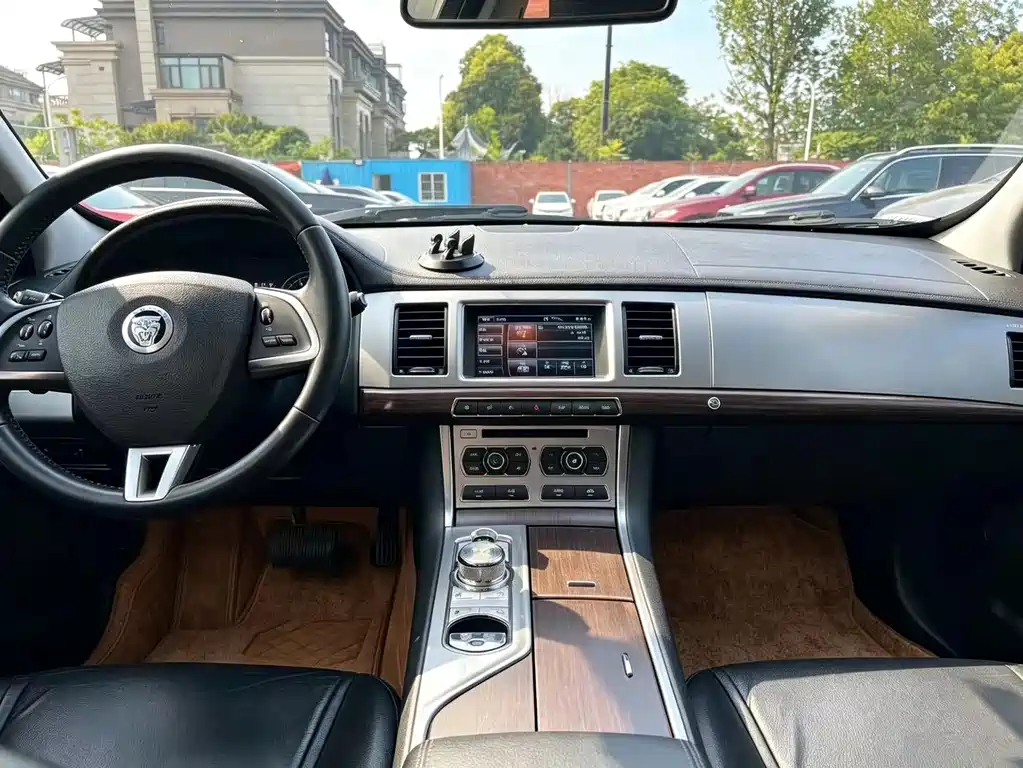Jaguar XF 2015 — фото 11