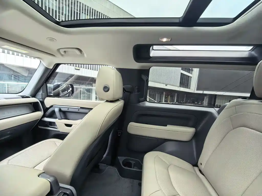 Land Rover Defender 2023 — фото 12