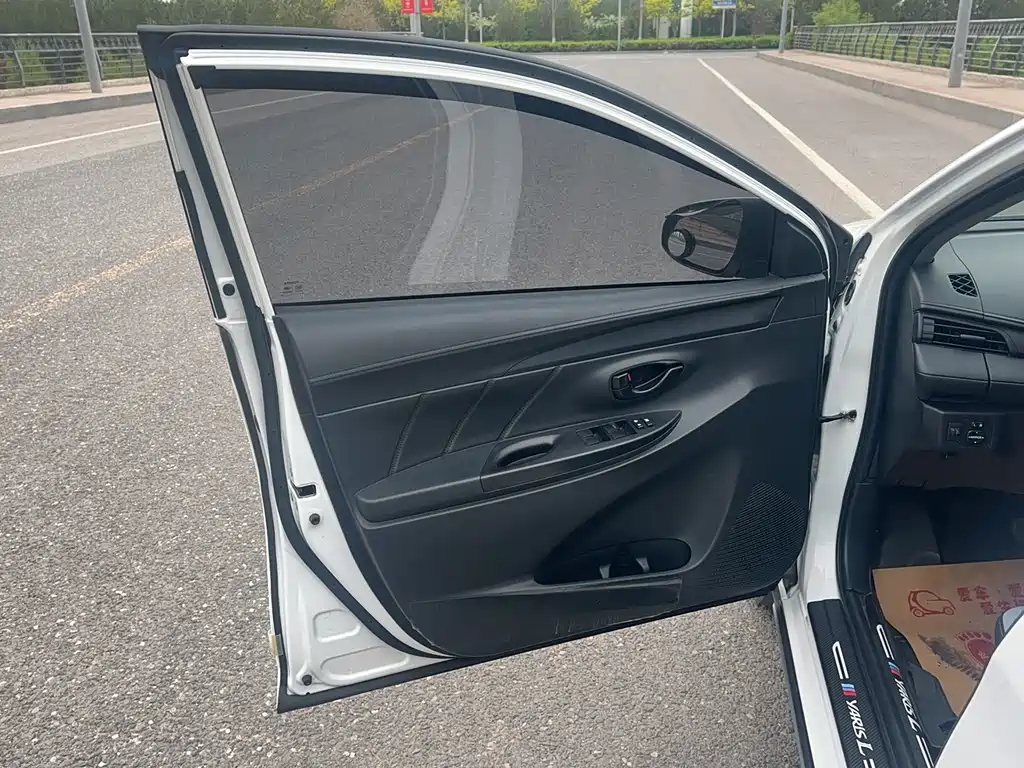 Toyota Yaris L 2022 — фото 12