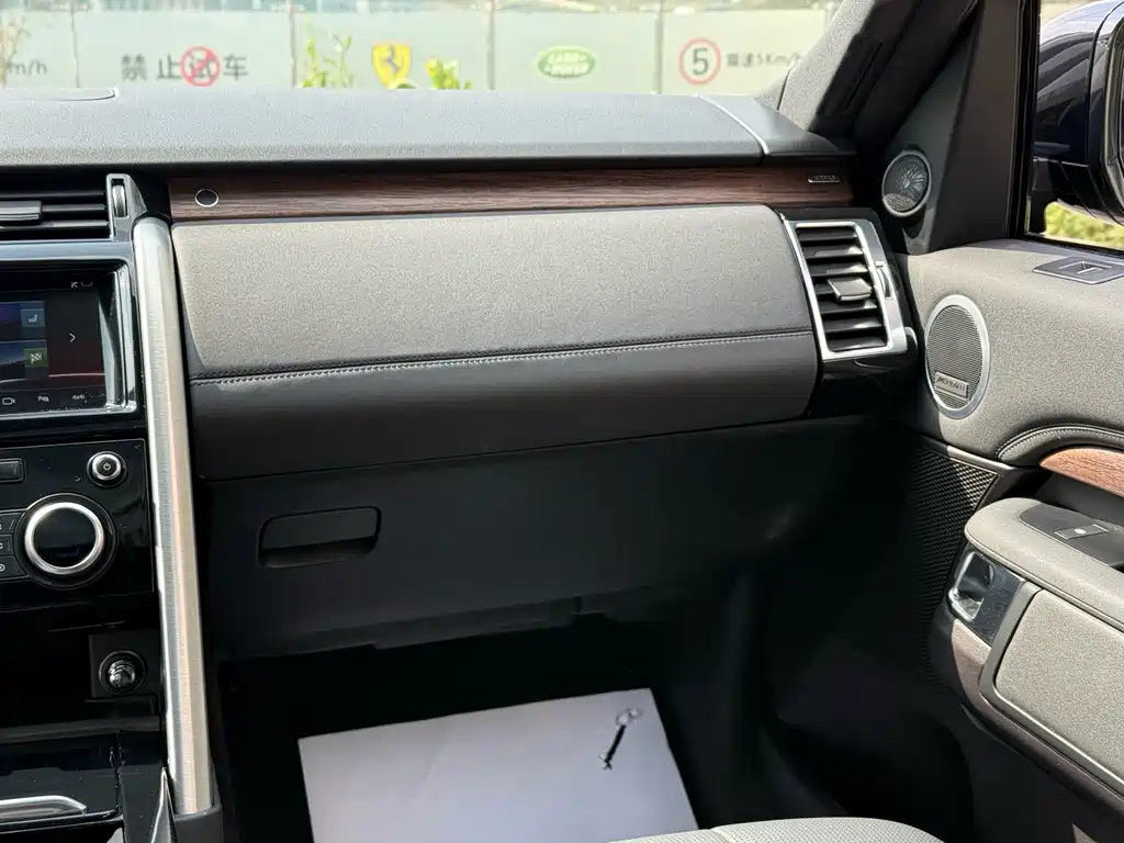 Land Rover Discovery 2018 — фото 24