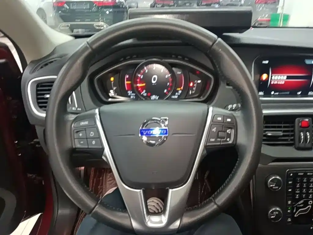 Volvo V40 2016 — фото 11
