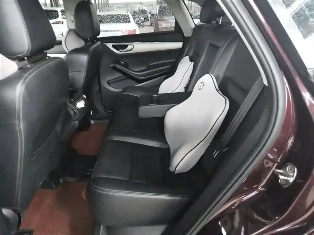 Zotye SR7 2016 — фото 17