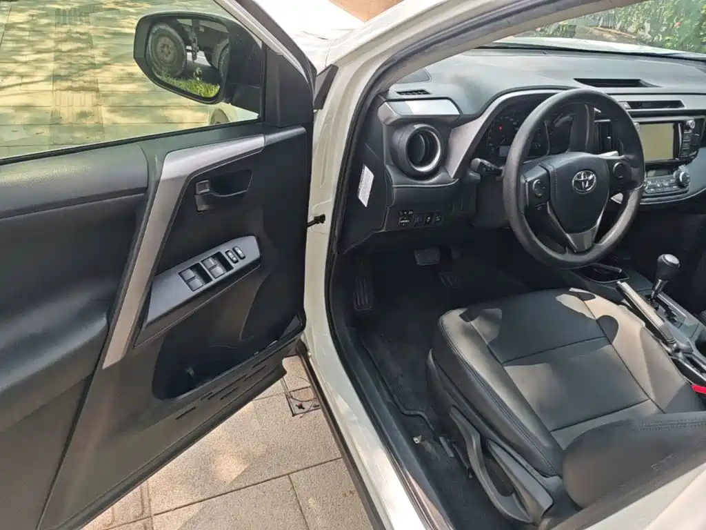Toyota RAV4 2016 — фото 16