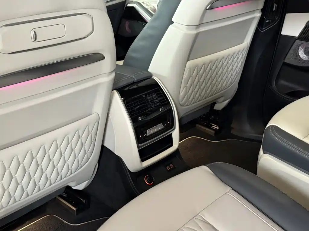 BMW X7 M60i 2023 — фото 11
