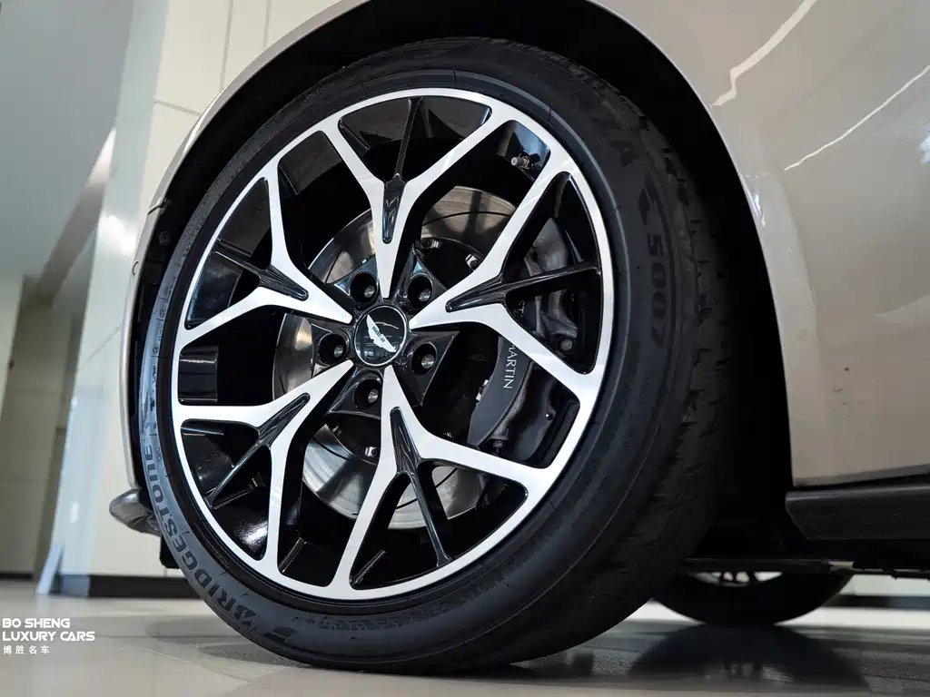 Aston Martin DB11 2018 — фото 39