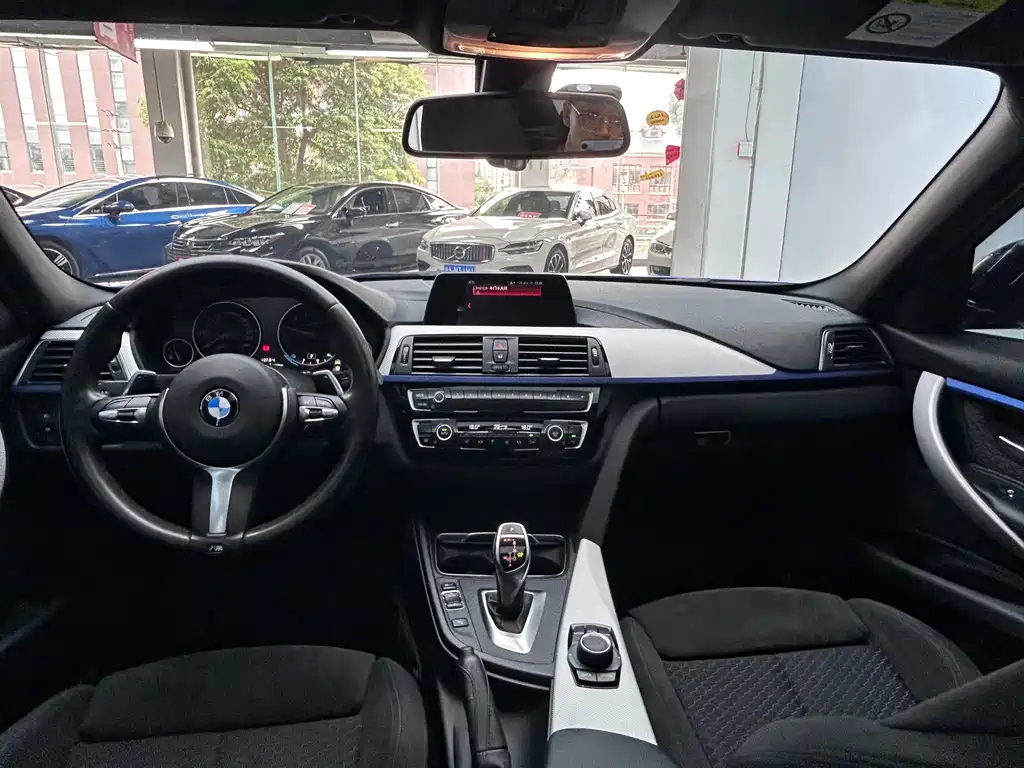 BMW 3 Series 2018 — фото 19