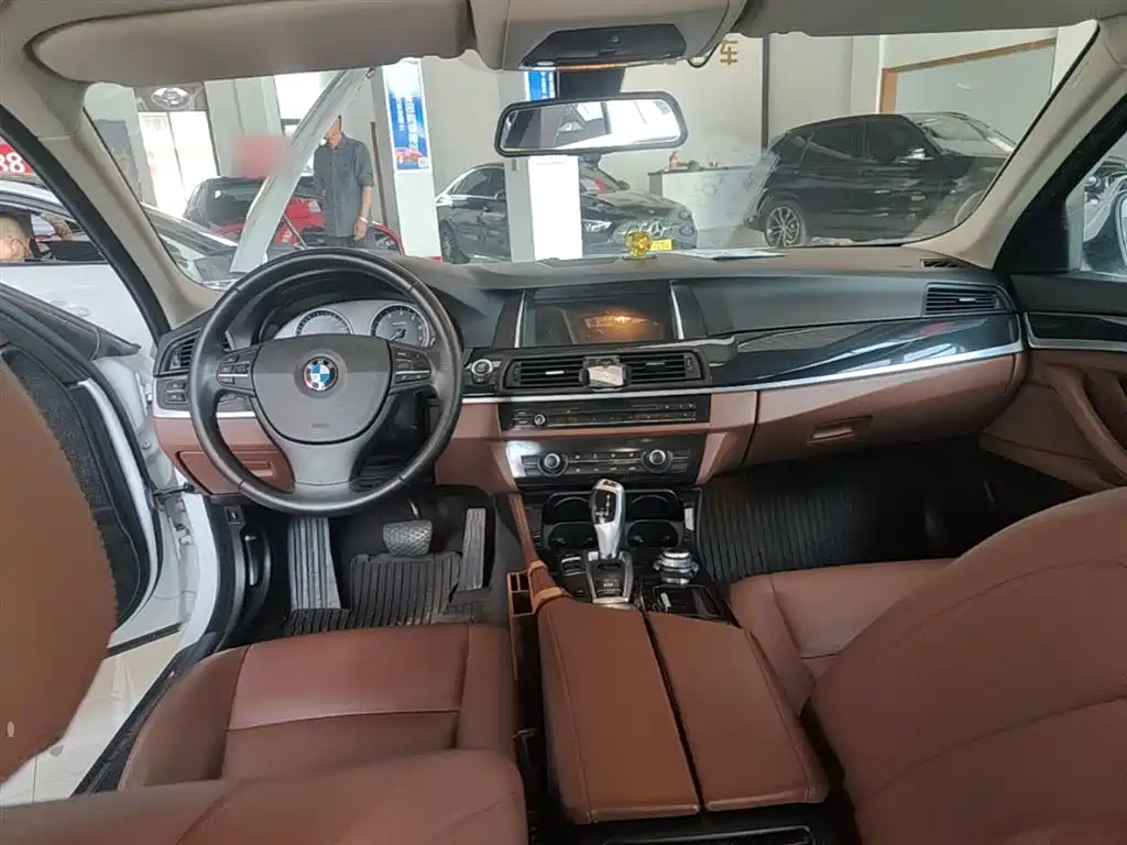 BMW 5 Series 2015 — фото 10