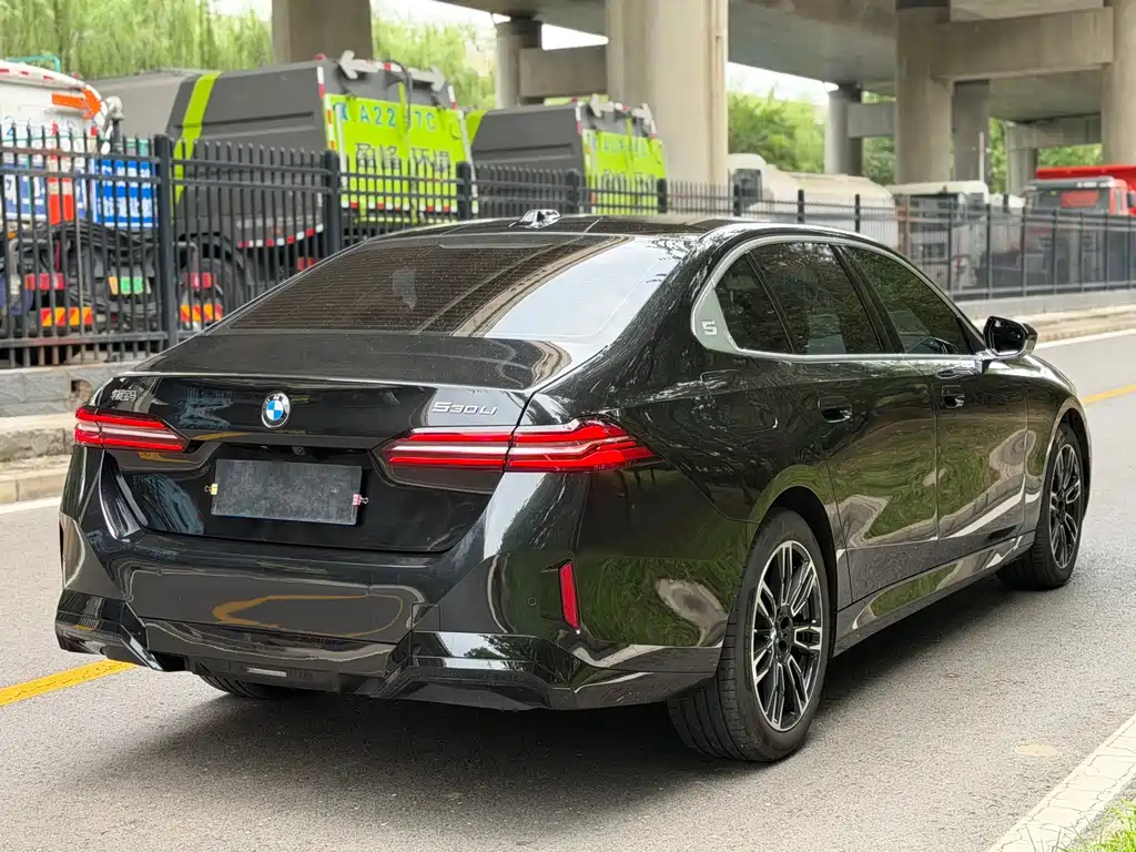 BMW 5 Series 2025 — фото 13