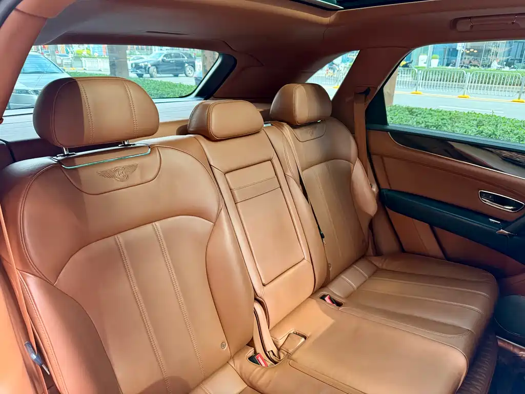 Bentley Bentayga 2019 — фото 10