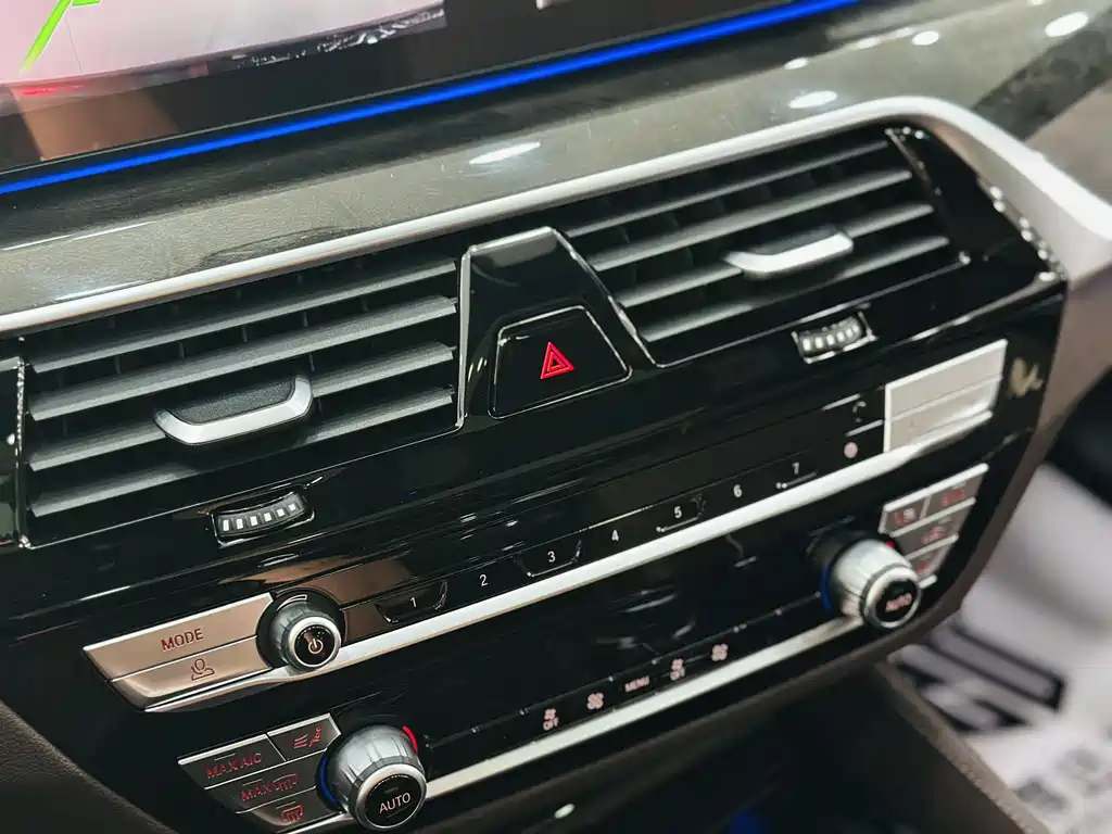 BMW 5 Series 2022 — фото 16