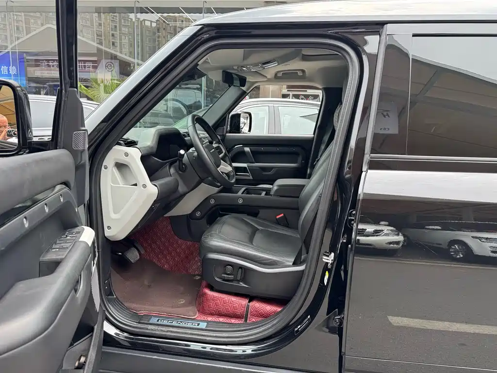 Land Rover Defender 2024