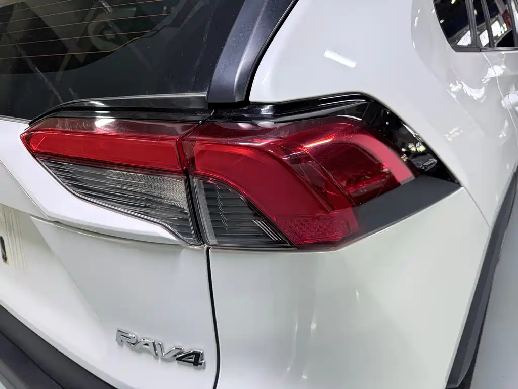 Toyota RAV4 2023 — фото 18