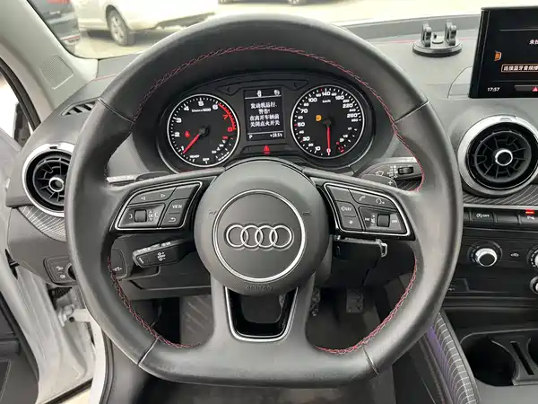 Audi Q2L 2023