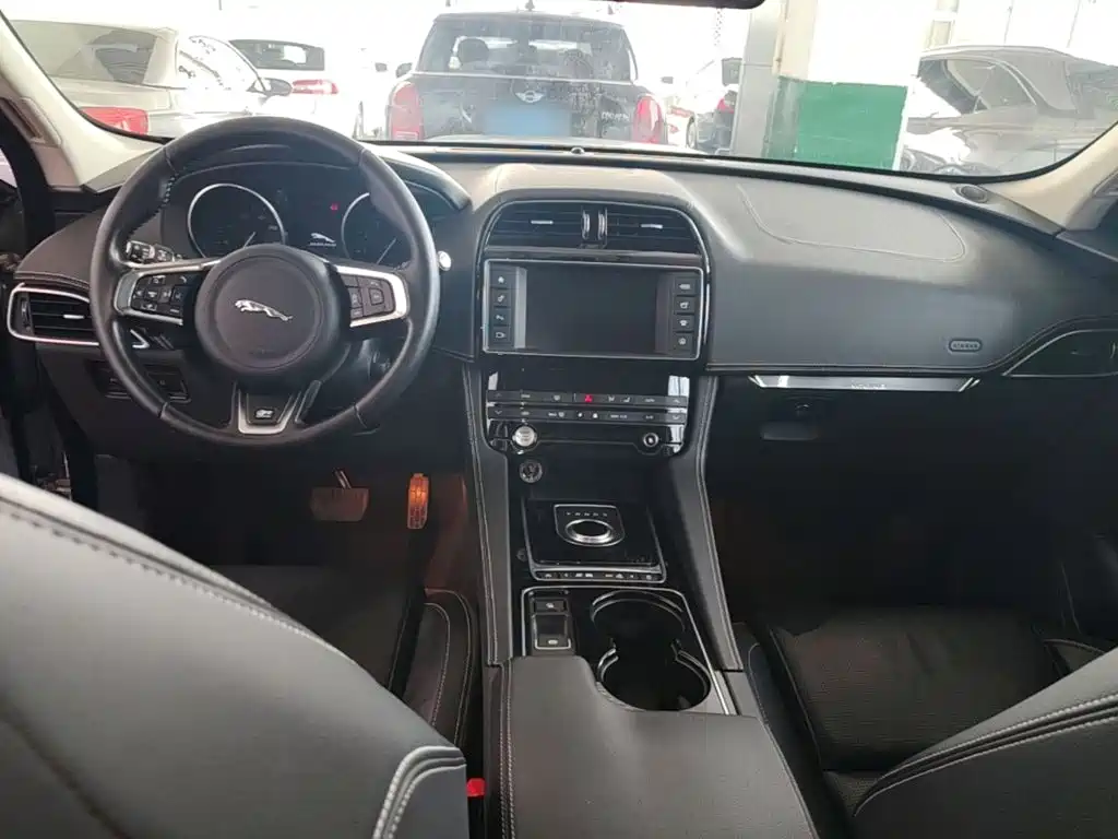 Jaguar F-PACE 2017 — фото 10