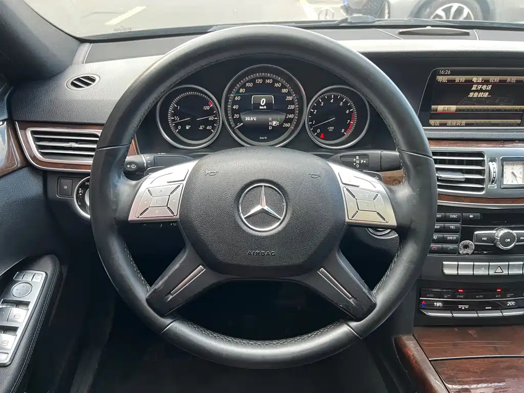 Mercedes-Benz E-Class 2015 — фото 18