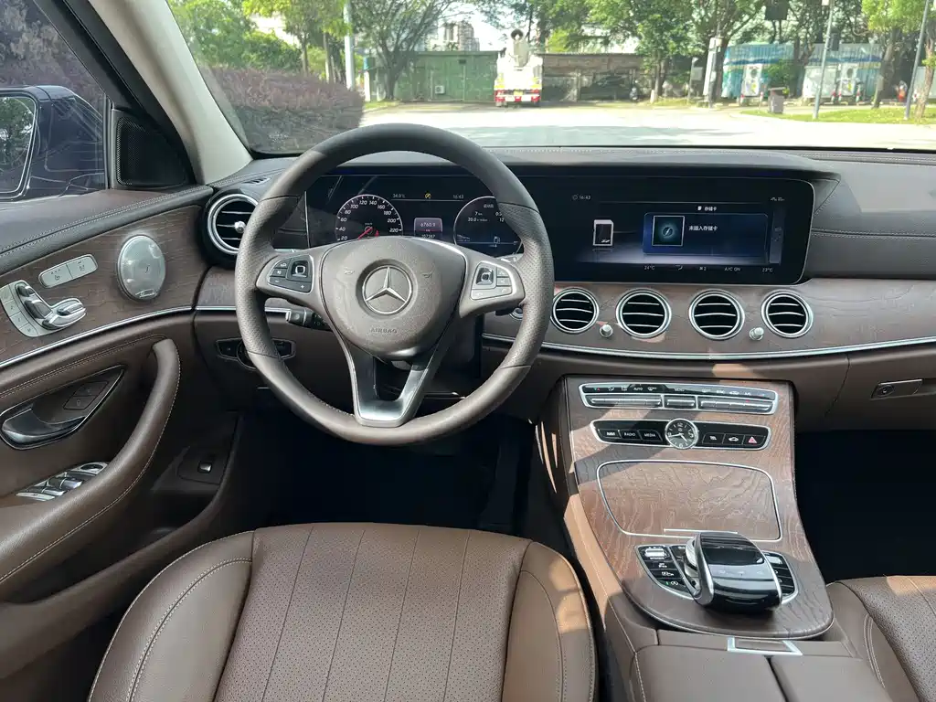 Mercedes-Benz E-Class 2017 — фото 20