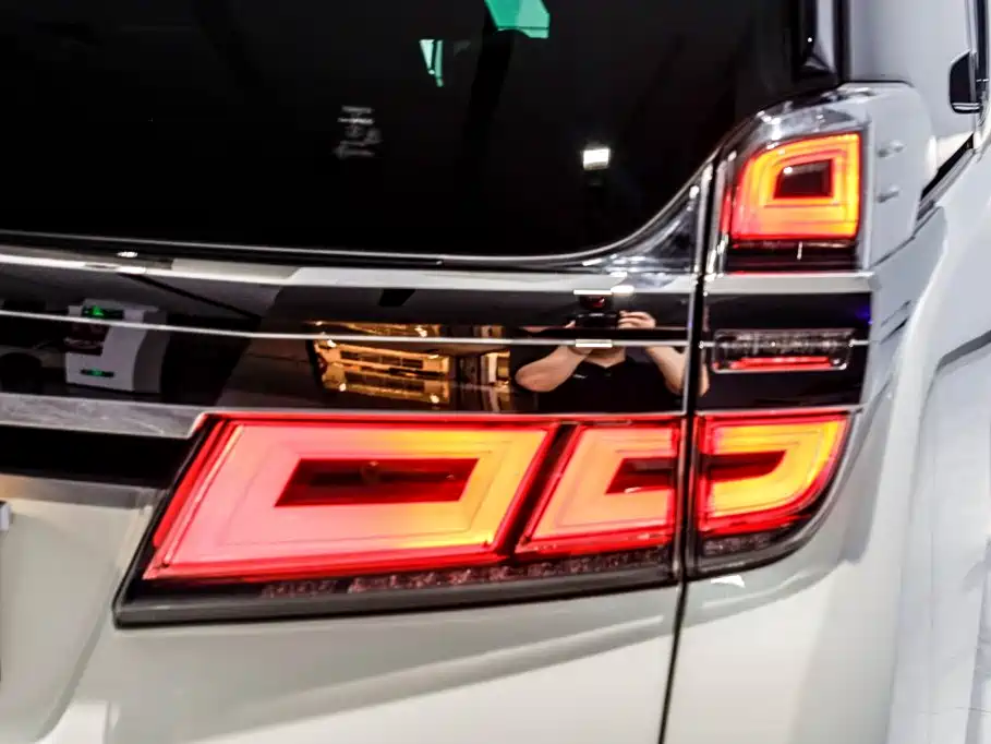 Toyota Vellfire 2021 — фото 31