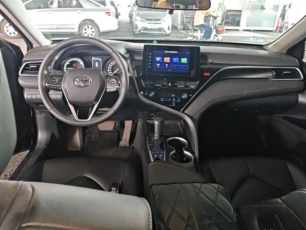 Toyota Camry 2023 — фото 10