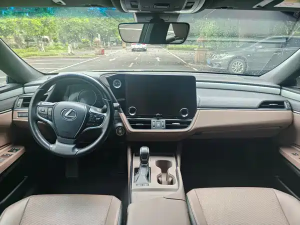 Lexus ES 2025