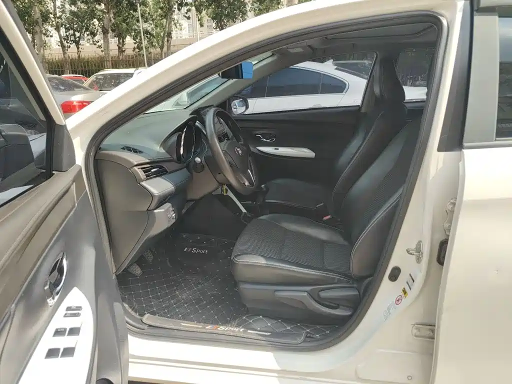 Toyota Yaris L 2015 — фото 13