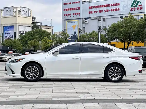 Lexus ES 2024