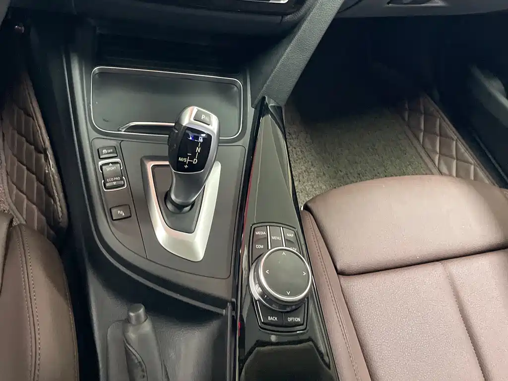 BMW 3 Series 2019 — фото 14
